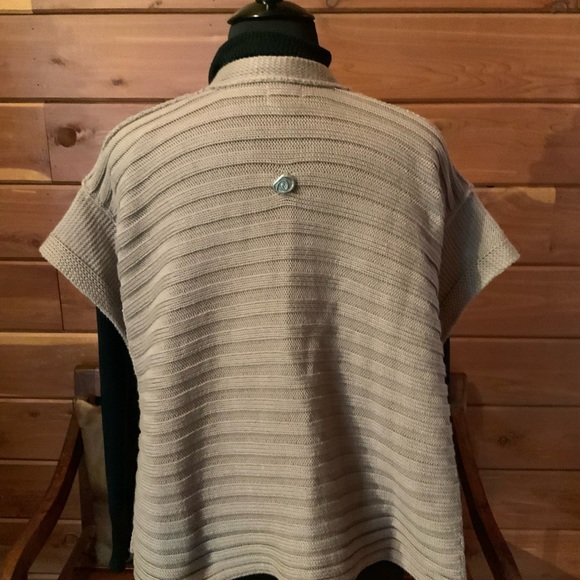 PURE hand knit sweater vest size M/L very unique buttons. Runs like a 1x - Picture 5 of 15